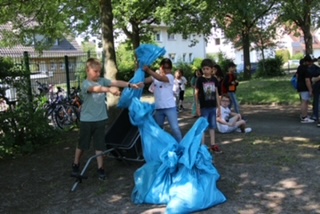 Schulkinder der Grundschule Intrup beim Sammeln von Müll